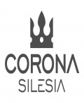 Pracownik produkcji czyszczenie ryb za pomocą noża 