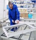 Pracownik produkcji okien i drzwi PVC