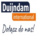 Pracownik szklarni z chryzantemami