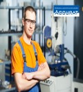 Pracownik produkcji – praca przy montażu rowerów 