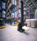 Order picker na wózku EPT na magazynie budowlanym-13.30
