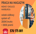 Pracownik magazynowy z wózkami widłowymi