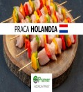Pracownik produkcji przysmaków na grilla